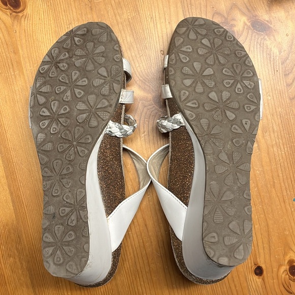 Aetrex white and silver wedges - Picture 4 of 5